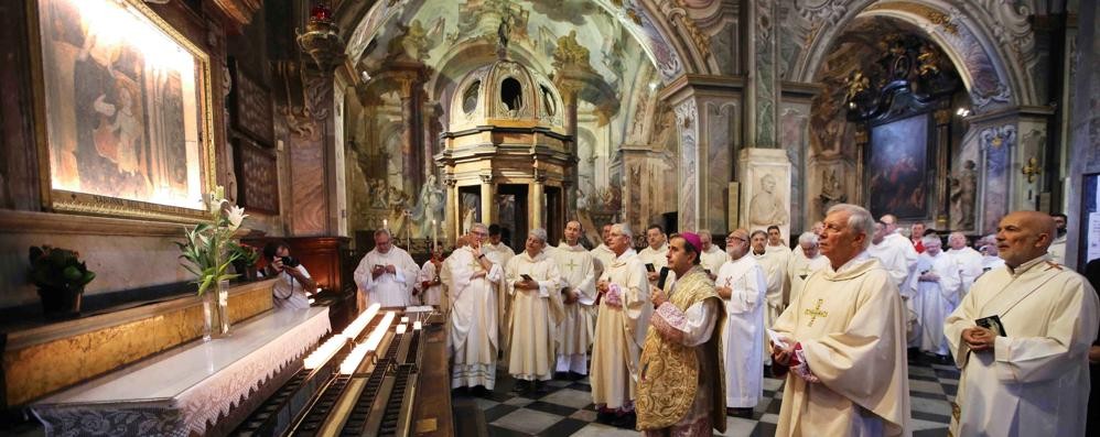Il nuovo arcivescovo in preghiera davanti alla Madonna dell’Aiuto nel Duomo di Monza