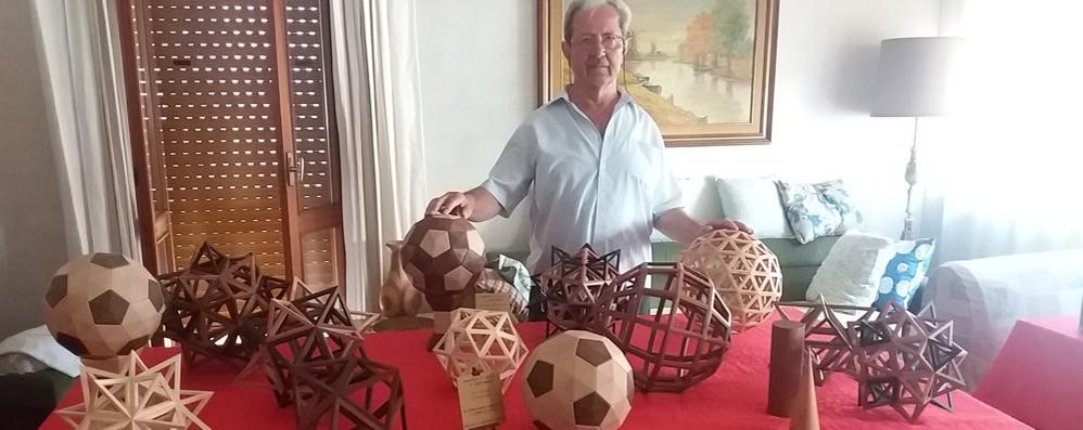 Amedeo Padovani con i poliedri di Leonardo da Vinci