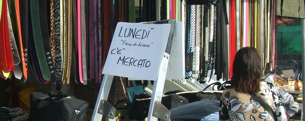 LISSONE: un vecchio cartello esposto dai commercianti per ricordare il mercato nel giorno della sagra