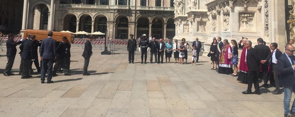 L’arrivo del feretro in piazza Duomo a Milano