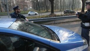 Monza, la polizia ferma un marocchino: «Ce l’avete con me». Ma in tasca aveva droga