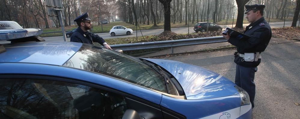 Monza, la polizia ferma un marocchino: «Ce l’avete con me». Ma in tasca aveva droga