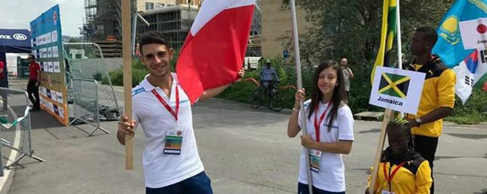 La 13enne Margherita Paciolla, e più giovane componente della spedizione azzurra, portabandiera dell'Italia (foto Volonterio)