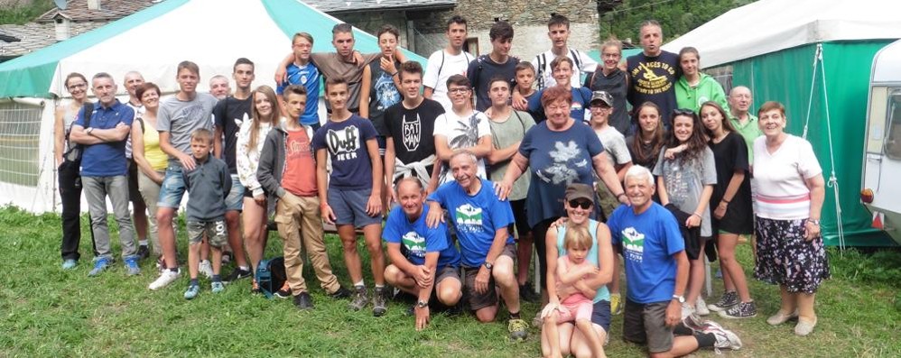 Il gruppo del Cai di Paina in campeggio a Ollomont