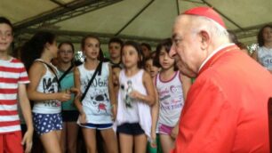 Tettamanzi con i ragazzi in oratorio a Triuggio