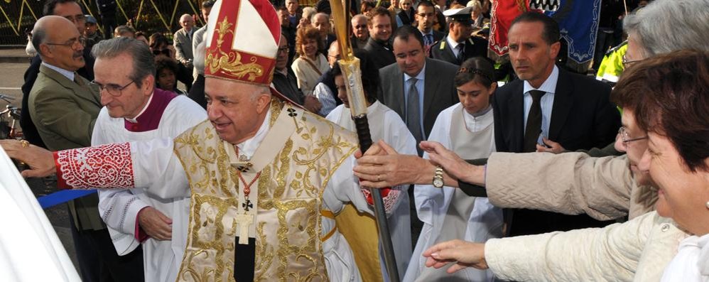 Tettamanzi ad Arcore in mezzo alla gente