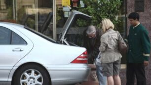 Turisti all’ingresso di un albergo