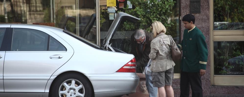 Turisti all’ingresso di un albergo