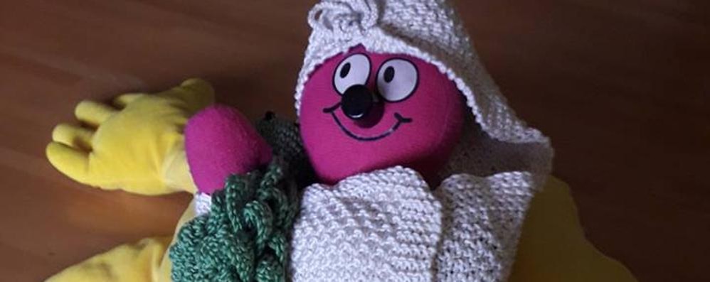 Un dudu realizzato da Mani in maglia per i bambini nati prematuri (foto dalla pagina Facebook)
