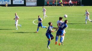 Seregno - Calmi e Torraca vanno invano alla caccia del pallone, sotto gli occhi di Piantoni