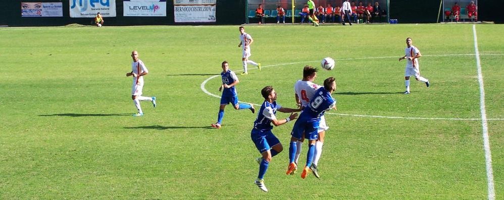 Seregno - Calmi e Torraca vanno invano alla caccia del pallone, sotto gli occhi di Piantoni