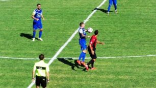 Calcio, Seregno: Manuel Romeo impegnato in un contrasto a metà campo