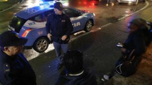 Agenti della polizia di stato in via Arosio