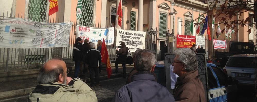 Monza presidio lavoratori Bames Sem davanti alla sede della Provincia di Monza 11 febbraio 2014