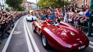 Gp d'Italia 2017: Milano Drivers' Parade, la parata dei piloti su auto storiche a Milano (Foto Scuderia Ferrari su Facebook)