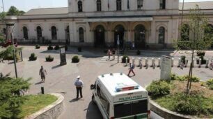 Il mezzo della polizia locale davanti alla stazione di Monza