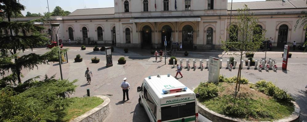 Il mezzo della polizia locale davanti alla stazione di Monza