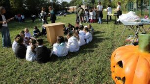 Alcune classi della scuola Anzani nel prato della Casa del volontariato