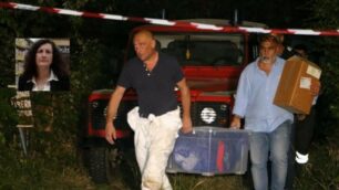 I rilievi nel luogo dove è stato ritrovato il cadavere e, nel riquadro, la vittima