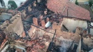 I danni dell’incendio al tetto della antica dimora