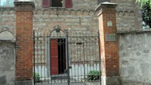 Carate Brianza, l’ingresso della scuola dell’infanzia di Agliate