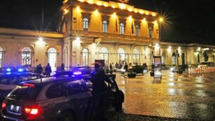 La polizia alla stazione ferroviaria