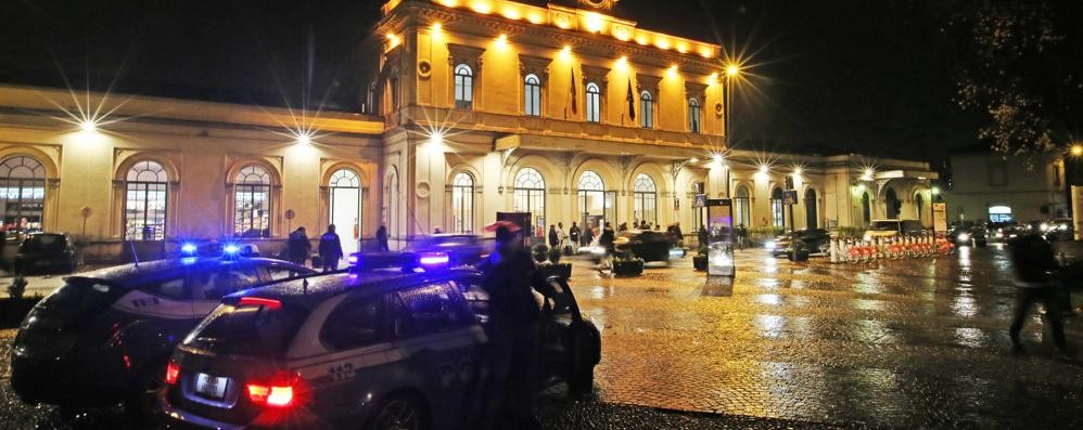 La polizia alla stazione ferroviaria