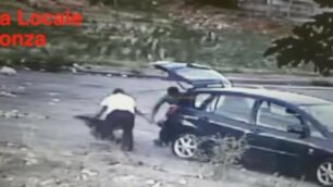 I due stranieri intenti a gettare i rifiuti per strada