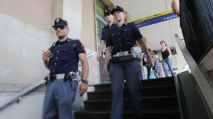 Agenti di polizia di Stato durante un controllo in stazione