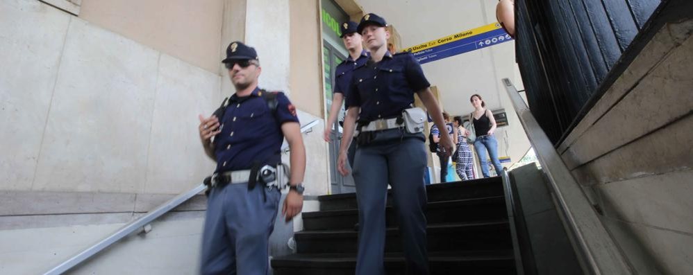 Agenti di polizia di Stato durante un controllo in stazione