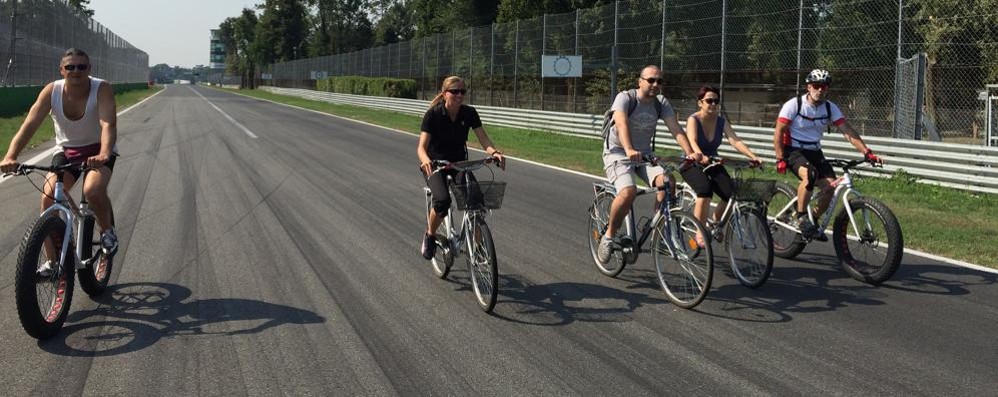 Cicloturisti sulla pista dell'Autodromo di Monza
