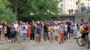 Monza a piedi asciutti nel lambro: Matteo Barattieri è al centro del gruppo (foto di Gianluca D'Elia/Gruppo facebook Sei di Monza se...)