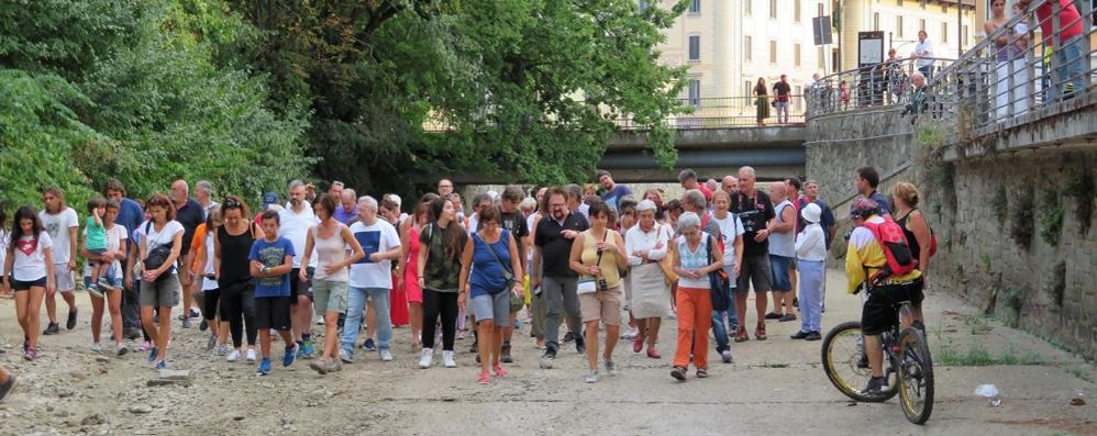 Monza a piedi asciutti nel lambro: Matteo Barattieri è al centro del gruppo (foto di Gianluca D'Elia/Gruppo facebook Sei di Monza se...)