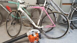 Le biciclette e il soffiatore da giardino recuperati nel furgone