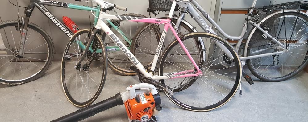 Le biciclette e il soffiatore da giardino recuperati nel furgone