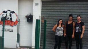 Tre ex dipendenti davanti alla pizzeria chiusa