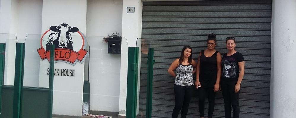 Tre ex dipendenti davanti alla pizzeria chiusa