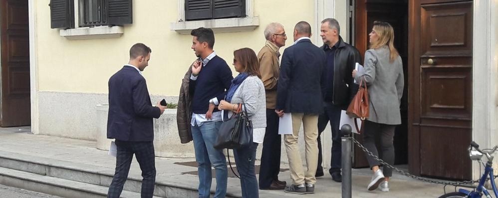 I consiglieri della Lega Nord davanti al municipio