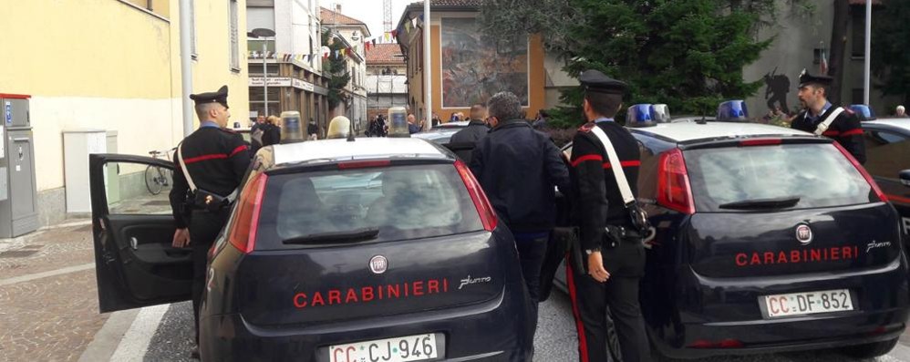 Il dirigente comunale Franco Greco caricato su un’auto dei carabinieri. È stato interdetto dall’incarico.