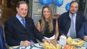 Mazza, Mantovani, Gatti e Lugarà al Tripodi caffè di Seregno. Al centro Ingrid Albano, candidata alle Comunali con Forza Italia: non è coinvolta nell’inchiesta