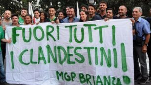 Foto di gruppo per Salvini in presidio a Desio