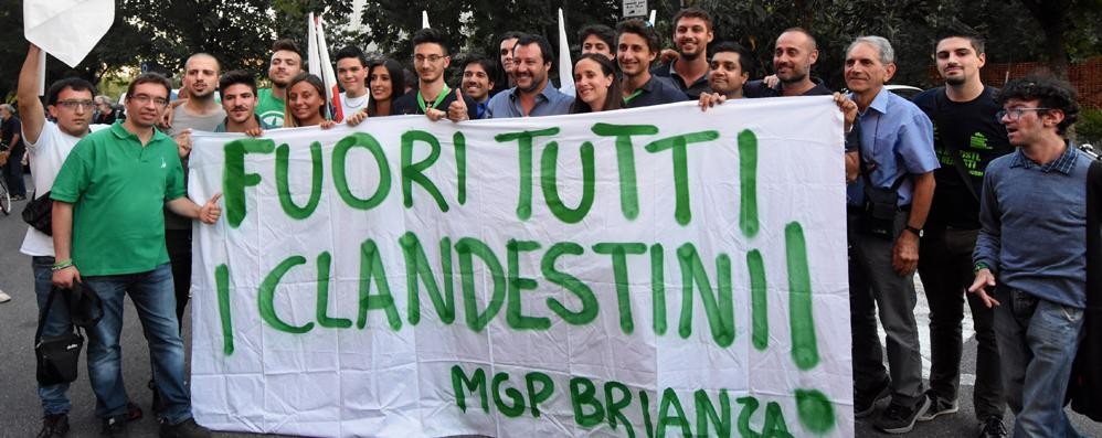 Foto di gruppo per Salvini in presidio a Desio
