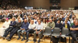 Quasi 5mila persone presenti al palaPorada di Seregno hanno assistito in videoconferenza l'incontro con don Julian Carron superiore della Fraternità di CL