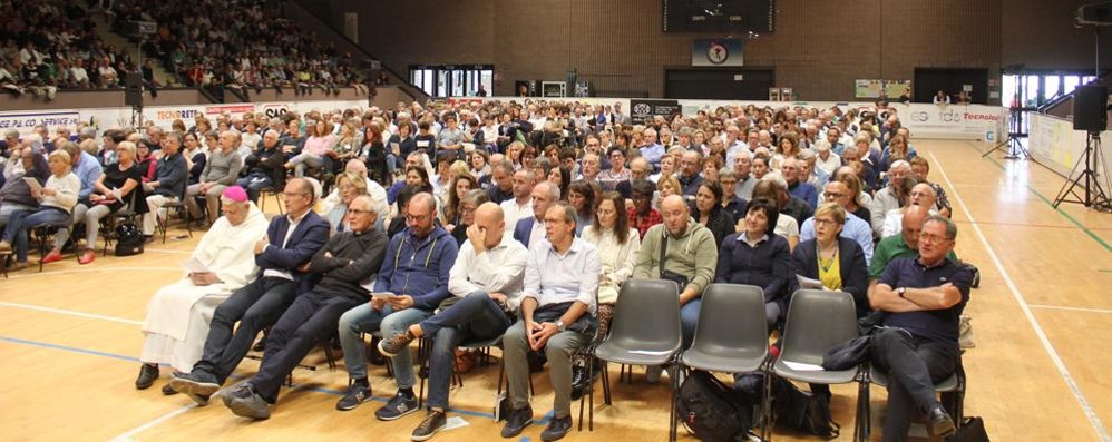 Quasi 5mila persone presenti al palaPorada di Seregno hanno assistito in videoconferenza l'incontro con don Julian Carron superiore della Fraternità di CL