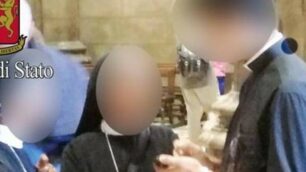 L’immagine del giovane intento a parlare con alcune suore in Duomo