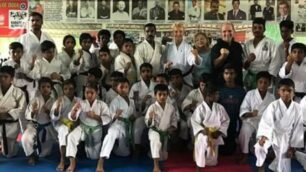 Un gruppo di giovani karateka indiani assieme al maestro Nadia Ferluga