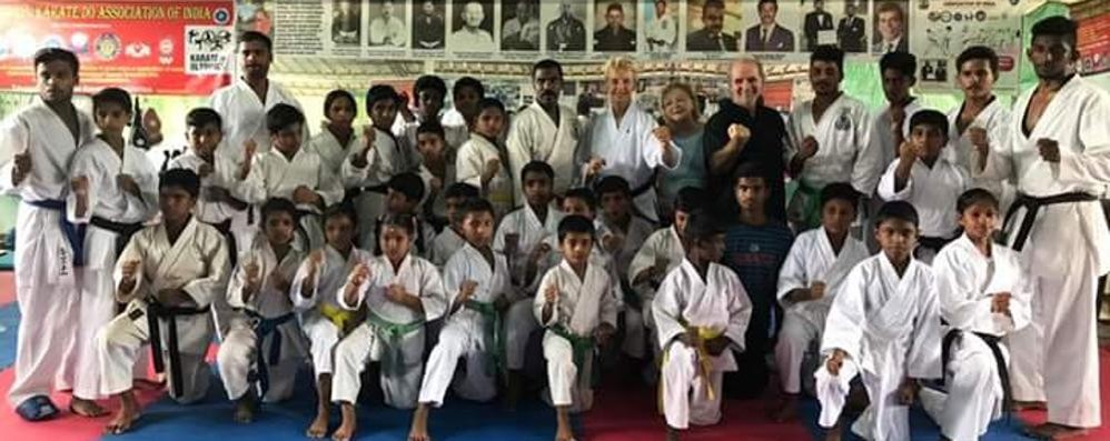 Un gruppo di giovani karateka indiani assieme al maestro Nadia Ferluga