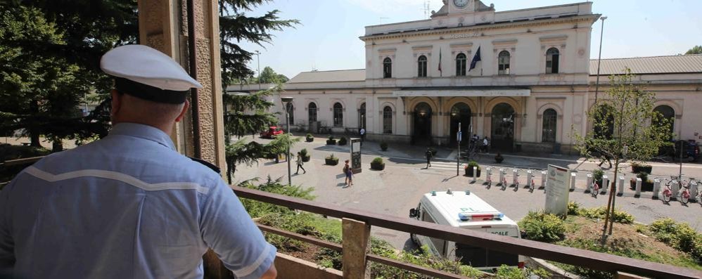 Il presidio della polizia locale in stazione a Monza