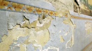 MONZA affreschi scrostati sui muri del teatrino di corte della Villa reale