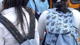 Studenti che vanno a scuola in autobus